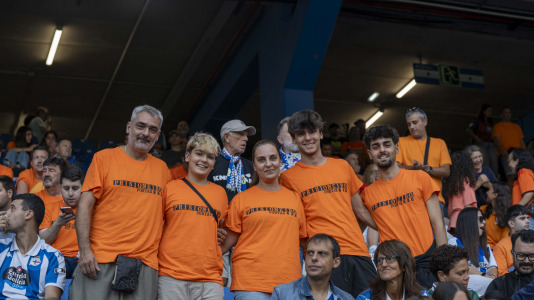 Numerosos aficionados cambiaron el naranja por el blanquiazul