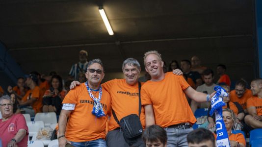 Numerosos aficionados cambiaron el naranja por el blanquiazul