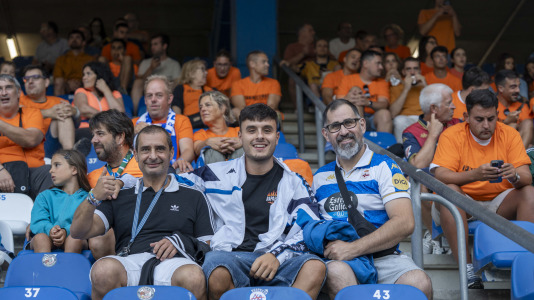 Numerosos aficionados cambiaron el naranja por el blanquiazul