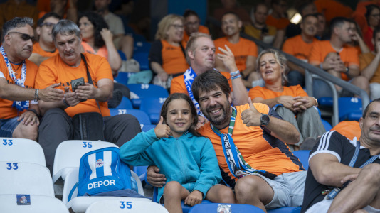 Numerosos aficionados cambiaron el naranja por el blanquiazul