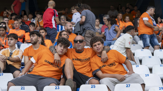 Numerosos aficionados cambiaron el naranja por el blanquiazul