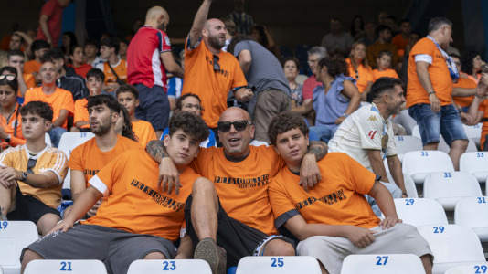 Numerosos aficionados cambiaron el naranja por el blanquiazul