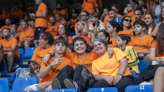 Numerosos aficionados cambiaron el naranja por el blanquiazul