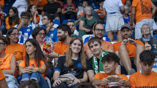 Numerosos aficionados cambiaron el naranja por el blanquiazul