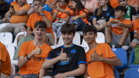 Numerosos aficionados cambiaron el naranja por el blanquiazul