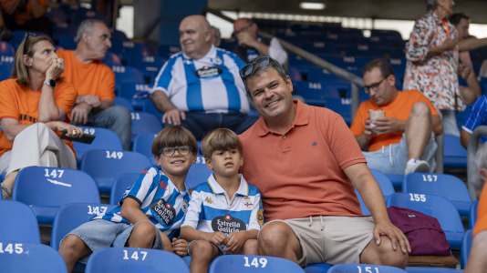 Numerosos aficionados cambiaron el naranja por el blanquiazul