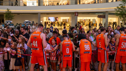 Los jugadores del Leyma hicieron las delicias de la afición naranja presente en el centro comercial