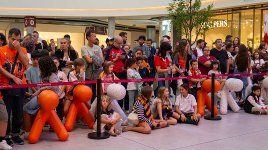 Los jugadores del Leyma hicieron las delicias de la afición naranja presente en el centro comercial