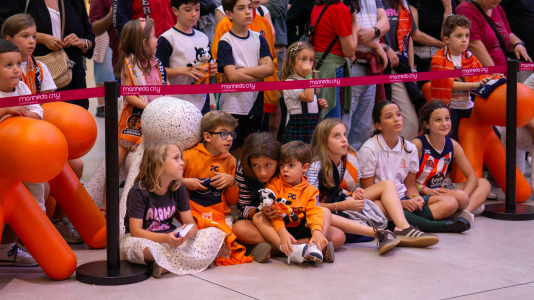 Los jugadores del Leyma hicieron las delicias de la afición naranja presente en el centro comercial