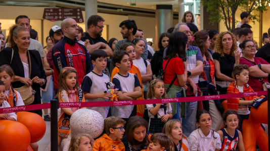 Los jugadores del Leyma hicieron las delicias de la afición naranja presente en el centro comercial