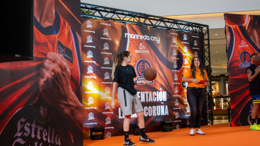 Los jugadores del Leyma hicieron las delicias de la afición naranja presente en el centro comercial