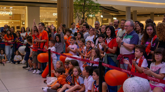 Los jugadores del Leyma hicieron las delicias de la afición naranja presente en el centro comercial