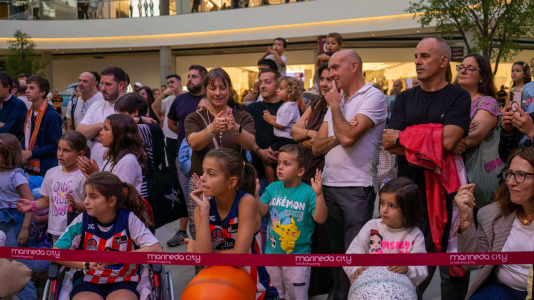 Los jugadores del Leyma hicieron las delicias de la afición naranja presente en el centro comercial
