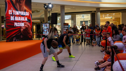 Los jugadores del Leyma hicieron las delicias de la afición naranja presente en el centro comercial
