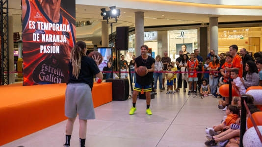 Los jugadores del Leyma hicieron las delicias de la afición naranja presente en el centro comercial