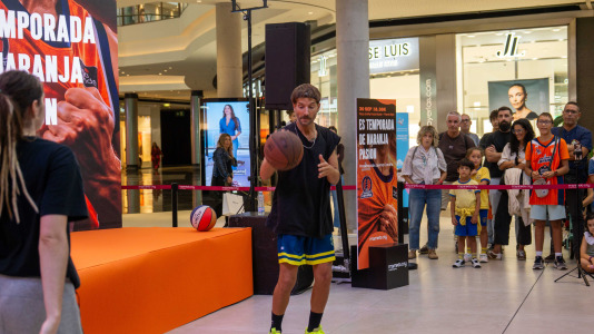 Los jugadores del Leyma hicieron las delicias de la afición naranja presente en el centro comercial
