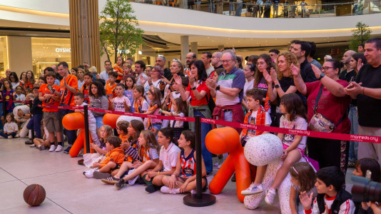 Los jugadores del Leyma hicieron las delicias de la afición naranja presente en el centro comercial