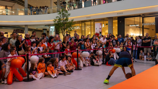 Los jugadores del Leyma hicieron las delicias de la afición naranja presente en el centro comercial