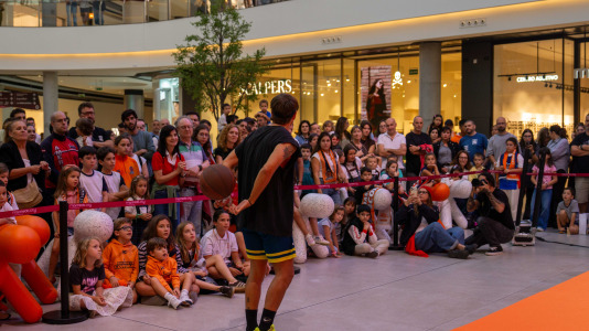 Los jugadores del Leyma hicieron las delicias de la afición naranja presente en el centro comercial