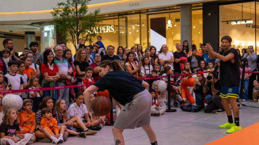Los jugadores del Leyma hicieron las delicias de la afición naranja presente en el centro comercial