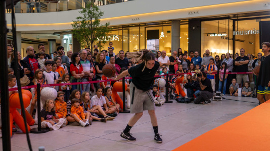 Los jugadores del Leyma hicieron las delicias de la afición naranja presente en el centro comercial
