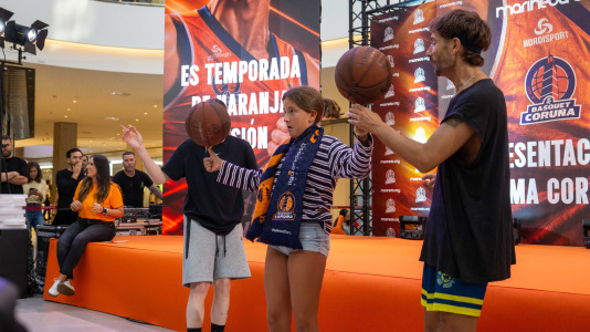 Los jugadores del Leyma hicieron las delicias de la afición naranja presente en el centro comercial