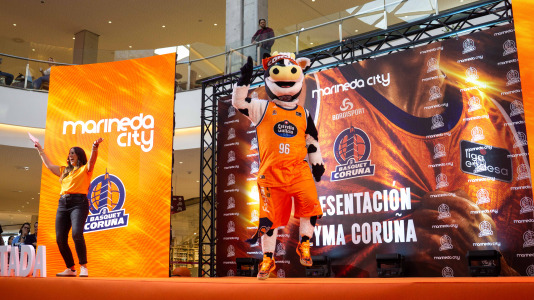 Los jugadores del Leyma hicieron las delicias de la afición naranja presente en el centro comercial