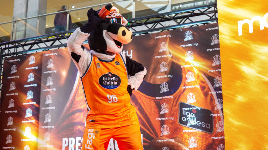 Los jugadores del Leyma hicieron las delicias de la afición naranja presente en el centro comercial
