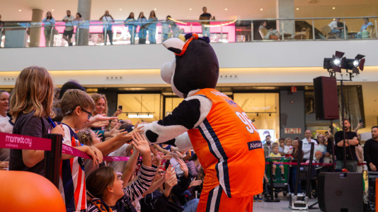 Los jugadores del Leyma hicieron las delicias de la afición naranja presente en el centro comercial