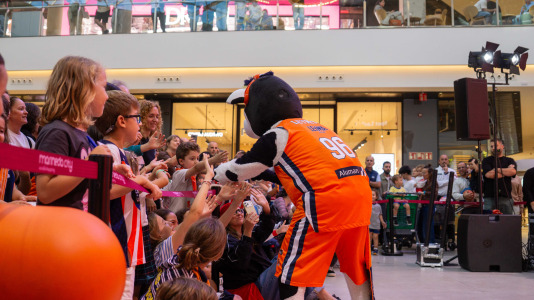 Los jugadores del Leyma hicieron las delicias de la afición naranja presente en el centro comercial