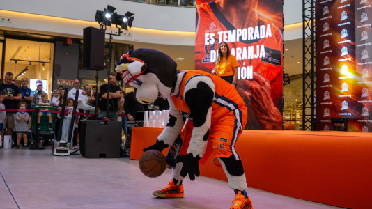 Los jugadores del Leyma hicieron las delicias de la afición naranja presente en el centro comercial