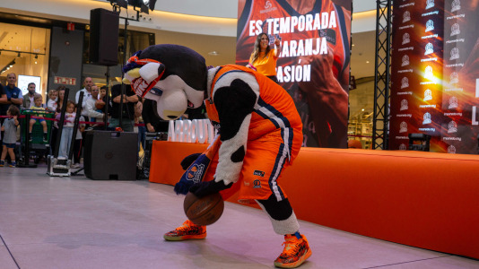 Los jugadores del Leyma hicieron las delicias de la afición naranja presente en el centro comercial