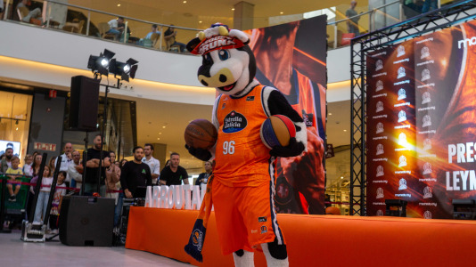 Los jugadores del Leyma hicieron las delicias de la afición naranja presente en el centro comercial