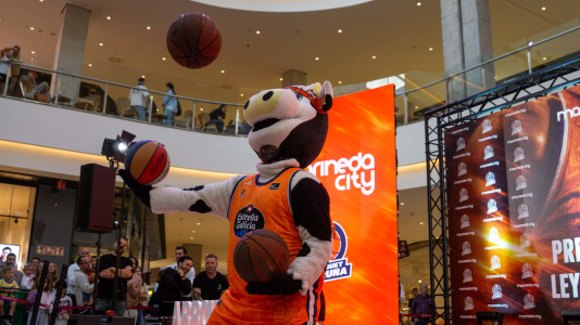 Los jugadores del Leyma hicieron las delicias de la afición naranja presente en el centro comercial
