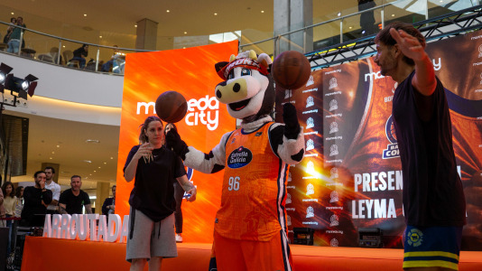 Los jugadores del Leyma hicieron las delicias de la afición naranja presente en el centro comercial