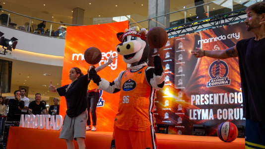 Los jugadores del Leyma hicieron las delicias de la afición naranja presente en el centro comercial