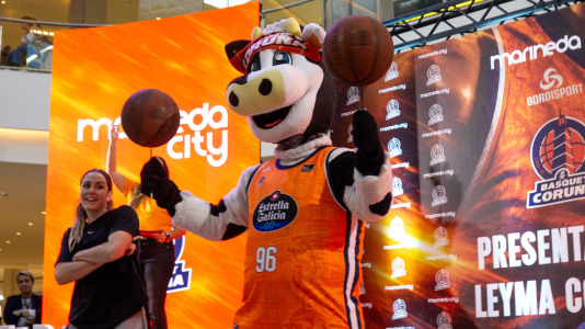 Los jugadores del Leyma hicieron las delicias de la afición naranja presente en el centro comercial