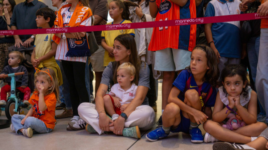 Los jugadores del Leyma hicieron las delicias de la afición naranja presente en el centro comercial