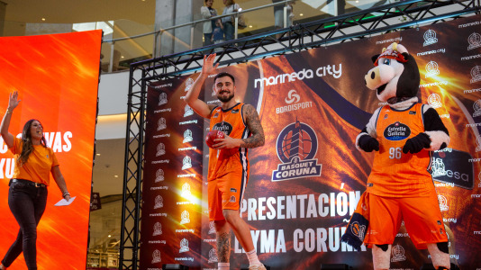 Los jugadores del Leyma hicieron las delicias de la afición naranja presente en el centro comercial