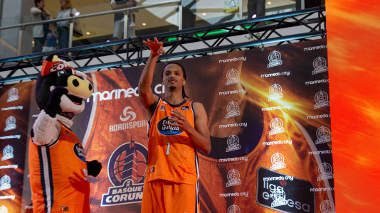 Los jugadores del Leyma hicieron las delicias de la afición naranja presente en el centro comercial