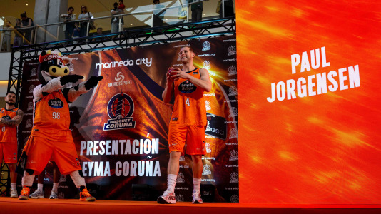 Los jugadores del Leyma hicieron las delicias de la afición naranja presente en el centro comercial