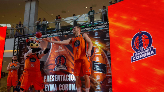 Los jugadores del Leyma hicieron las delicias de la afición naranja presente en el centro comercial