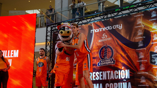 Los jugadores del Leyma hicieron las delicias de la afición naranja presente en el centro comercial
