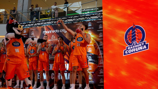 Los jugadores del Leyma hicieron las delicias de la afición naranja presente en el centro comercial
