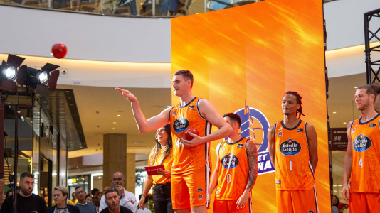 Los jugadores del Leyma hicieron las delicias de la afición naranja presente en el centro comercial