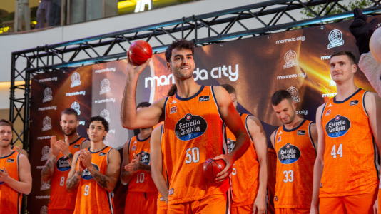Los jugadores del Leyma hicieron las delicias de la afición naranja presente en el centro comercial