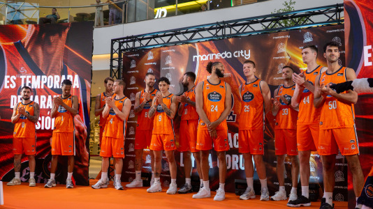 Los jugadores del Leyma hicieron las delicias de la afición naranja presente en el centro comercial