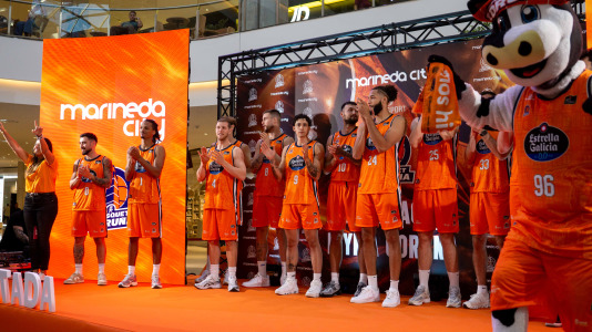 Los jugadores del Leyma hicieron las delicias de la afición naranja presente en el centro comercial