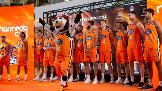Los jugadores del Leyma hicieron las delicias de la afición naranja presente en el centro comercial