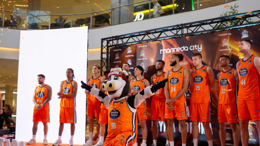 Los jugadores del Leyma hicieron las delicias de la afición naranja presente en el centro comercial